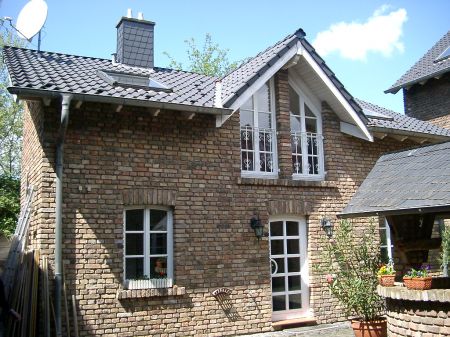 Technikhaus mit Einliegerw. B�rohaus Bornheim