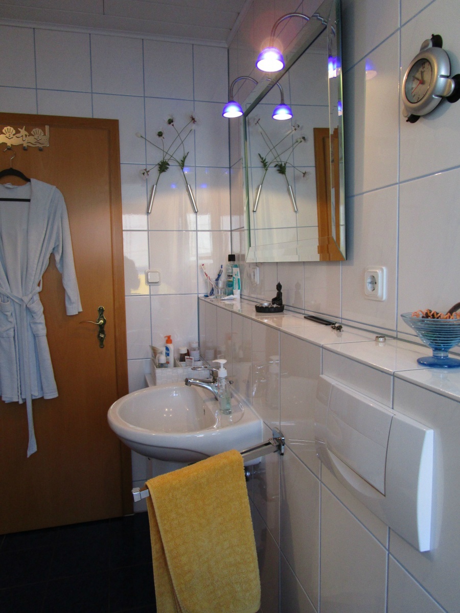 Ansicht Bad mit Wanne, Dusche und WC Reiheneckhaus Sankt Augustin
