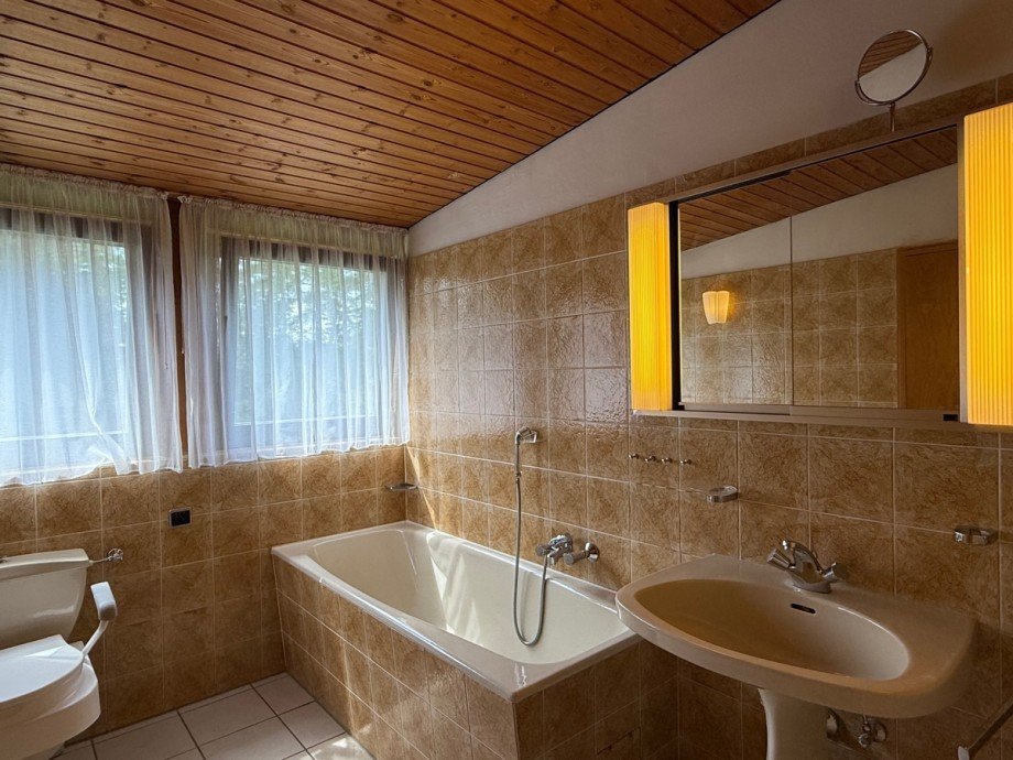 Elternbad mit Wanne und Dusche Zweifamilienhaus Sankt Augustin