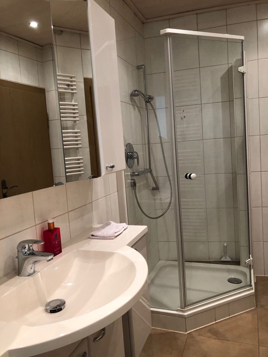 Badezimmer mit Wanne und Dusche Einfamilienhaus Bonn / Endenich
