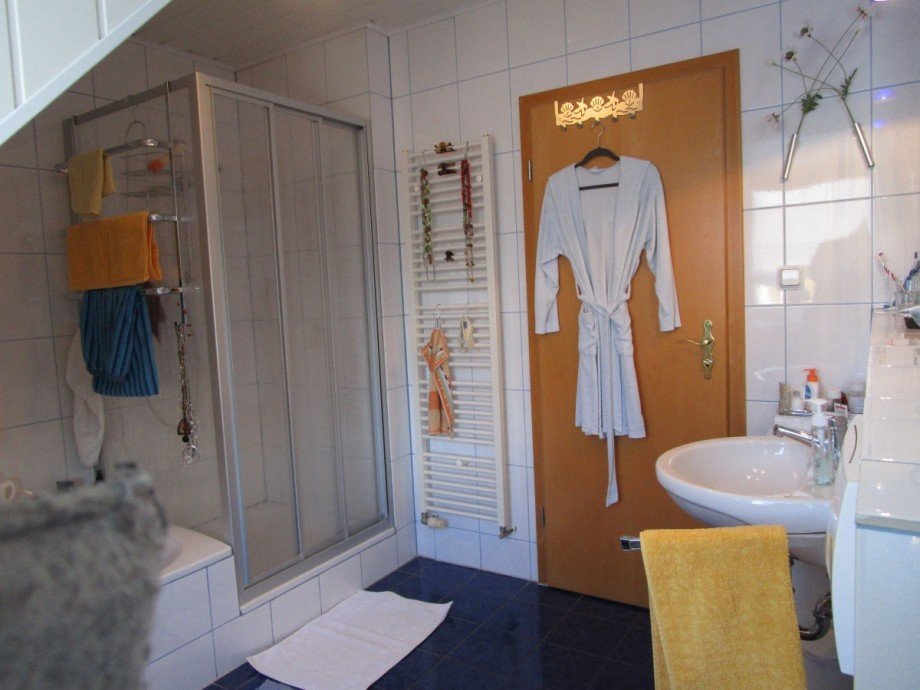 Ansicht Bad mit Wanne, Dusche und WC Reiheneckhaus Sankt Augustin