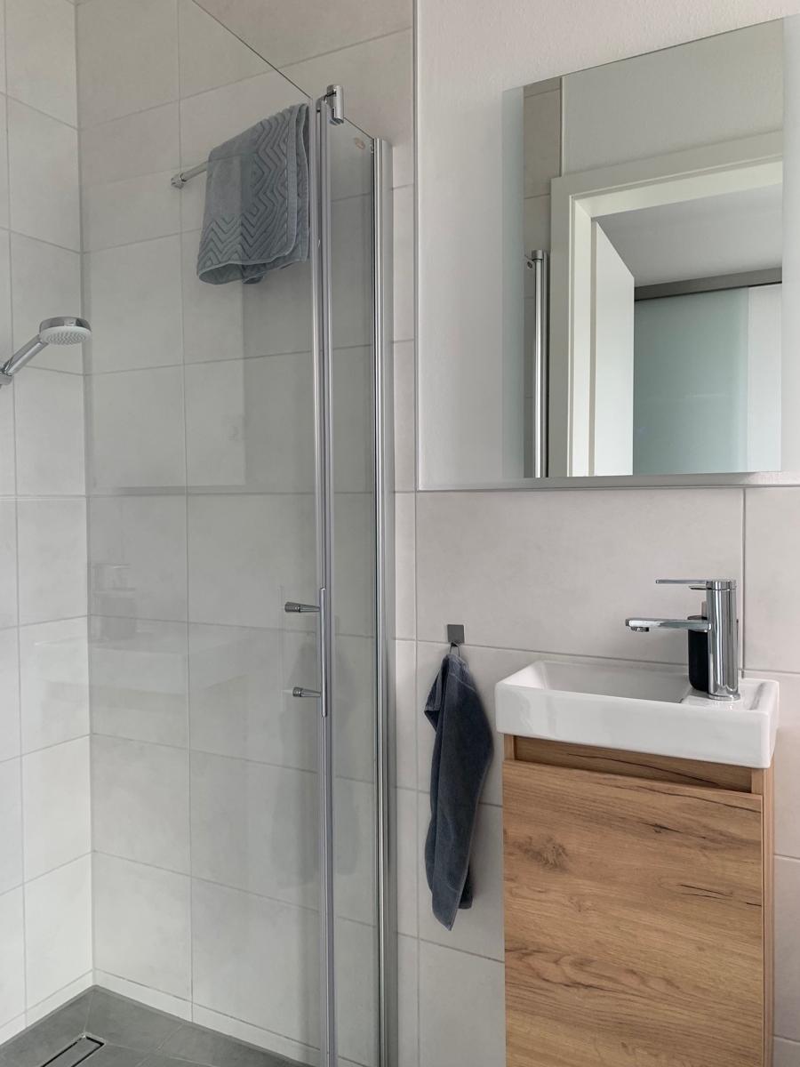 Ansicht Dusche-WC im EG Reihenendhaus Niederkassel