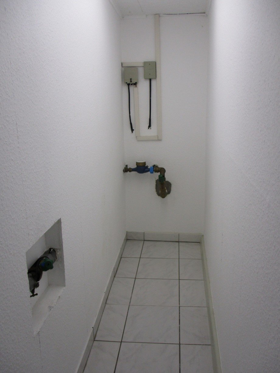Hausanschl��e im Keller Doppelhaush�lfte Sankt Augustin