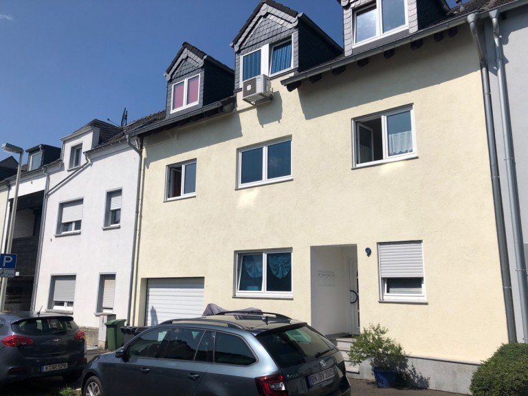 Hausansicht Bonn Etagenwohnung BONN, helle, gro�z�ge 3 Zimmer-Wohnung, 105 m� Wfl., K�che, Diele, Bad-WC, GWC, Dachterrasse, Keller