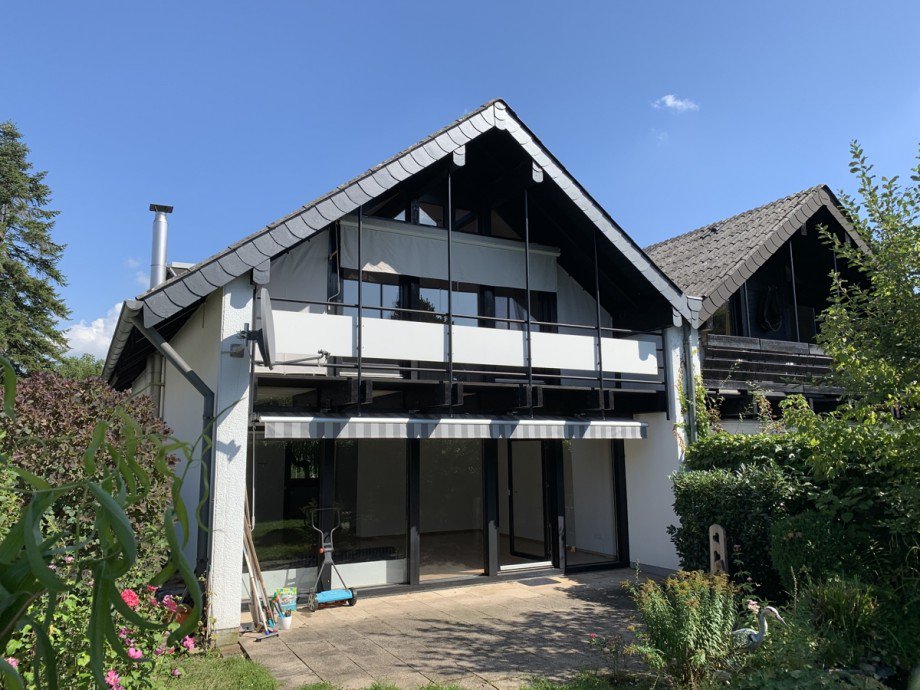 R�ckansicht mit Garten und Terrasse Doppelhaush�lfte Sankt Augustin