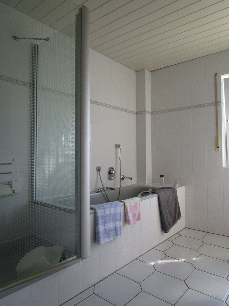 Bad mit Wanne und Dusche im Erdgeschoss Bungalow Sankt Augustin / Hangelar