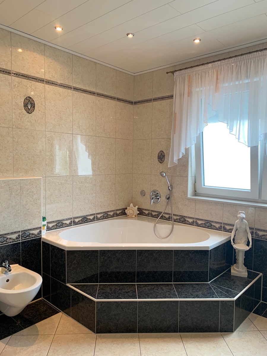 Ansicht Badezimmer im OG mit Wanne und Dusche Doppelhaush�lfte Sankt Augustin