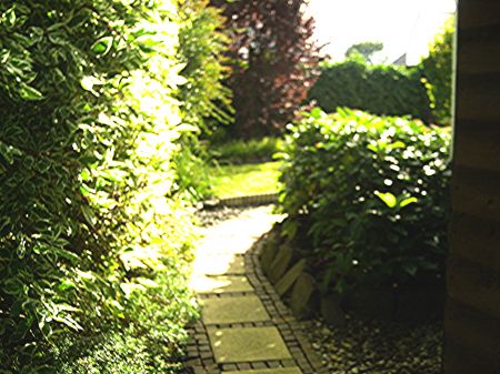 Weg von der Seite zum Garten Reiheneckhaus Hennef-Geistingen
