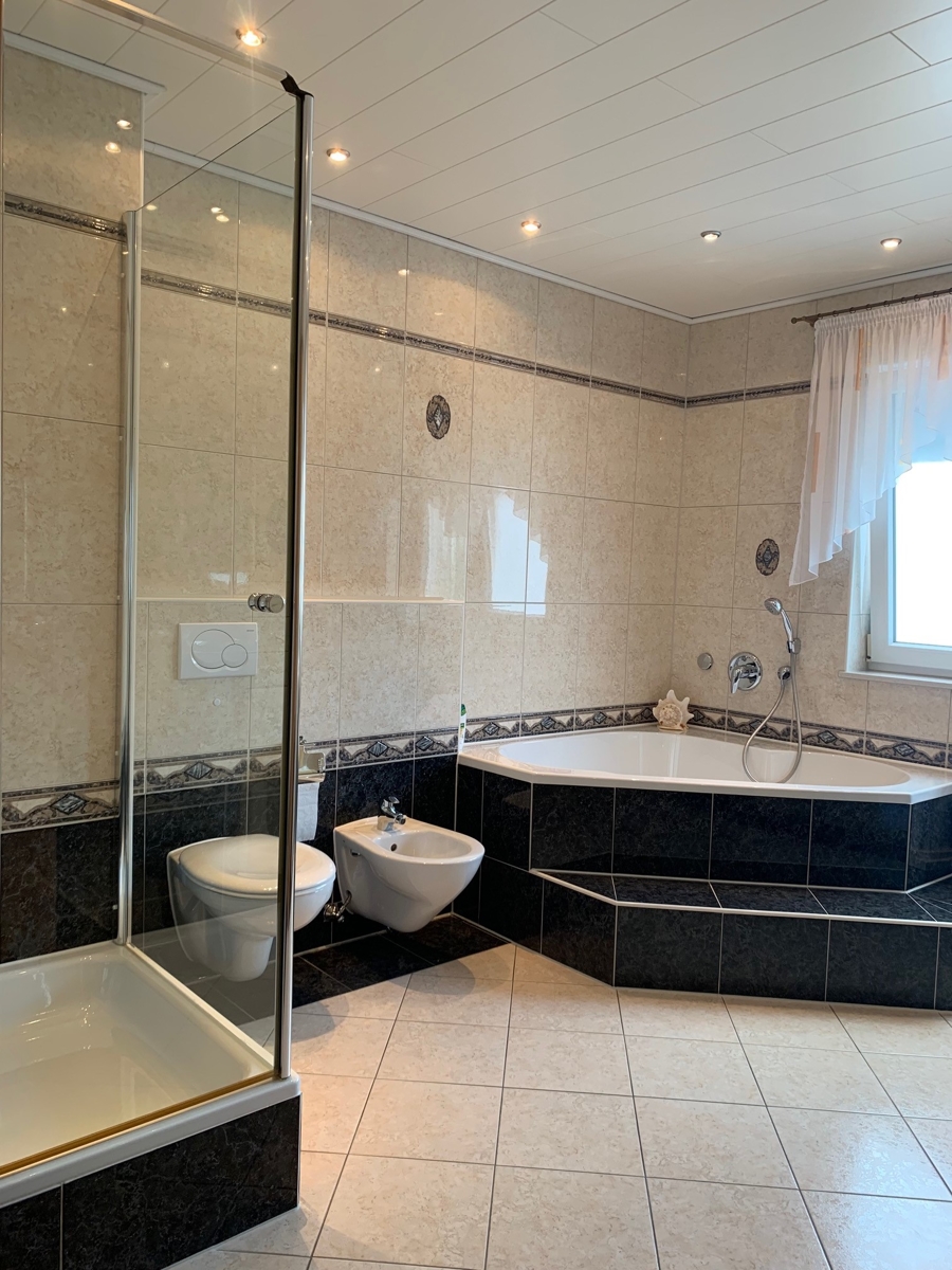 Ansicht Badezimmer im OG mit Wanne und Dusche Doppelhaush�lfte Sankt Augustin