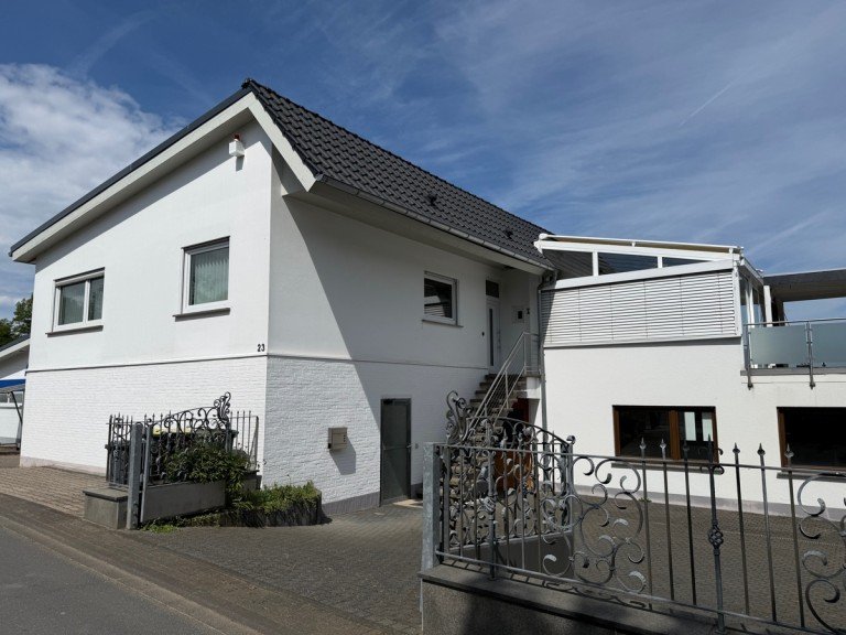 . K�nigswinter / Ittenbach Etagenwohnung K�NIGSWINTER ITTENBACH, tolle 4 Zimmer-Wohnung mit ca. 145 m� WNfl. und Dachterrasse, EBK, 2 Stellpl