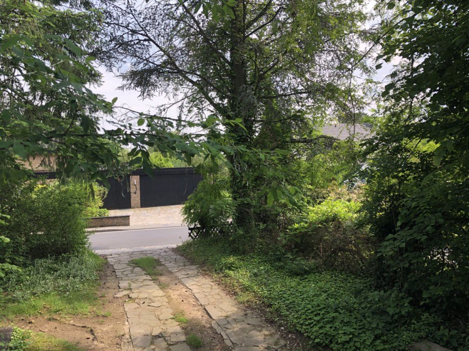 Blick zur Garageneinfahrt Zweifamilienhaus Sankt Augustin