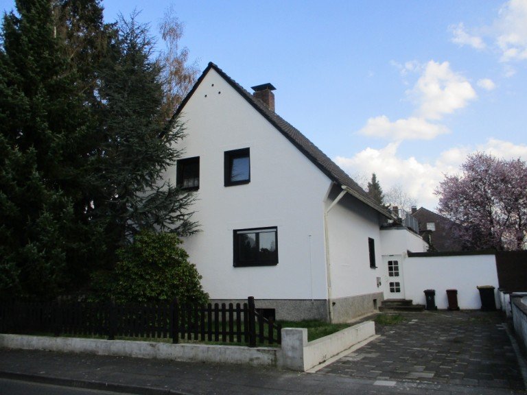 Hausansicht Sankt Augustin - Niederpleis Erdgeschosswohnung SANKT AUGUSTIN, sehr sch�ne 3 - 4 Zimmer-Erdgeschosswohnung mit ca. 120 m� WNfl., Garten und Garage