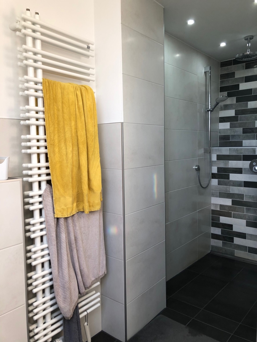 neues Badezimmer im DG mit ebenerdiger Dusche Doppelhaush�lfte Sankt Augustin
