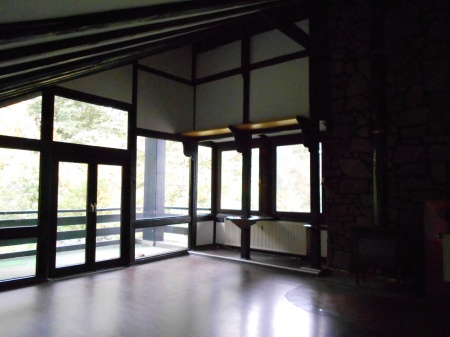 Wohnzimmer mit Zugang zum Balkon Mehrfamilienhaus Lohmar