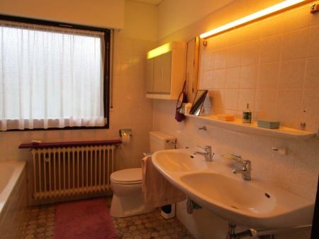 Tageslichtbad mit Wanne und Dusche Bungalow Bonn / Holzlar