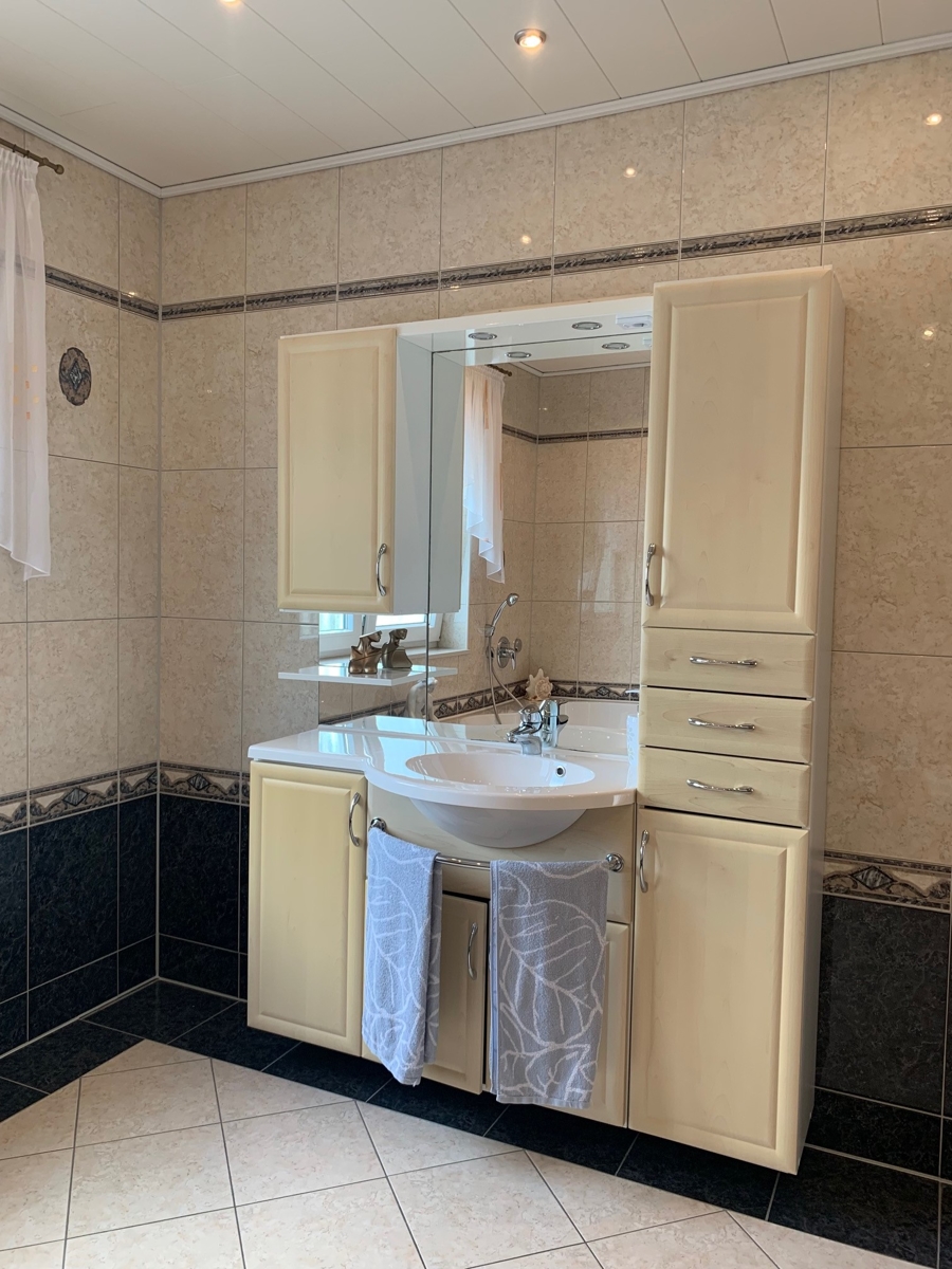 Ansicht Badezimmer im OG mit Wanne und Dusche Doppelhaush�lfte Sankt Augustin