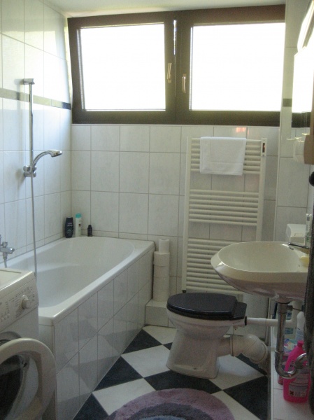 helles Bad Ansicht 1 Etagenwohnung Sankt Augustin