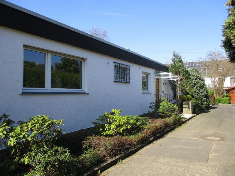 Hausansicht Sankt Augustin - Niederberg Einfamilienhaus SANKT AUGUSTIN-ALTER NIEDERBERG, Atrium-Bungalow, 3-4 Zi, ca. 120 m� Wfl, Vollkeller, gro�e Terrasse
