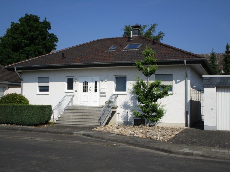 freistehender Bungalow mit Garage Ansicht 1 Sankt Augustin / Hangelar Bungalow SANKT AUGUSTIN-HANGELAR, TOP Lage, freist. Bungalow, ca. 240 m� WNfl. ca 513 m� GrSt., Garage, Kamin