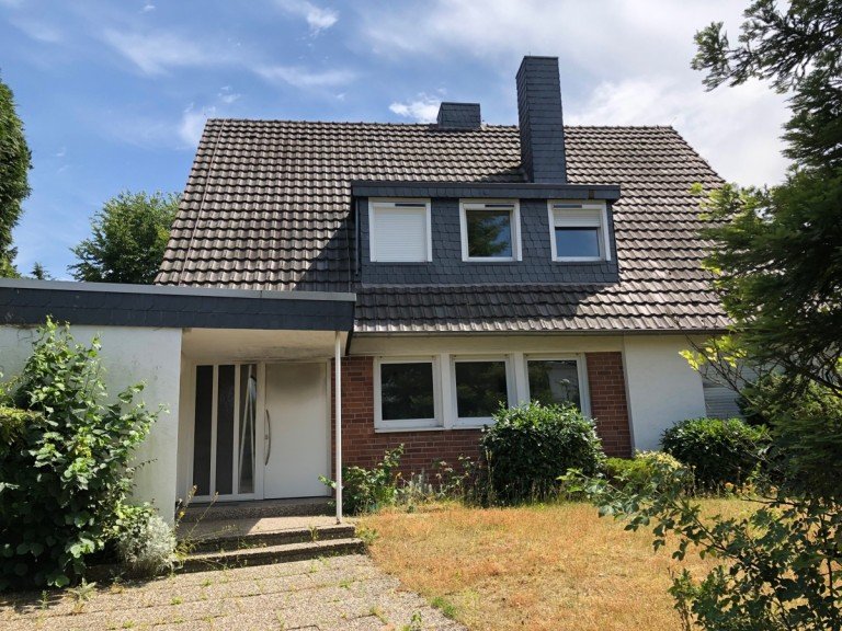 Hausansicht Sankt Augustin - Niederberg Einfamilienhaus SANKT AUGUSTIN-NIEDERBERG, freist. EinFamH mit 8 Zimmern, ca. 320 m� WNfl., + Keller, 1.080 m� GrSt.