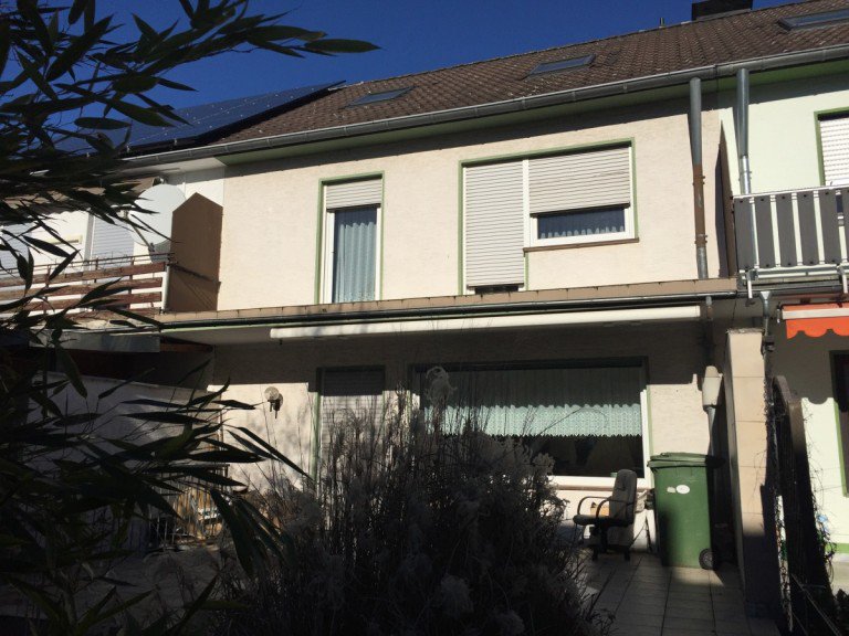 R�ckansicht mit Terrasse Sankt Augustin - Menden Reihenhaus SANKT AUGUSTIN, gro�es Reihenhaus, mit ca.143 m� Wfl. 5-6 Zi., Vollkeller, Terrasse, Garten, Garage
