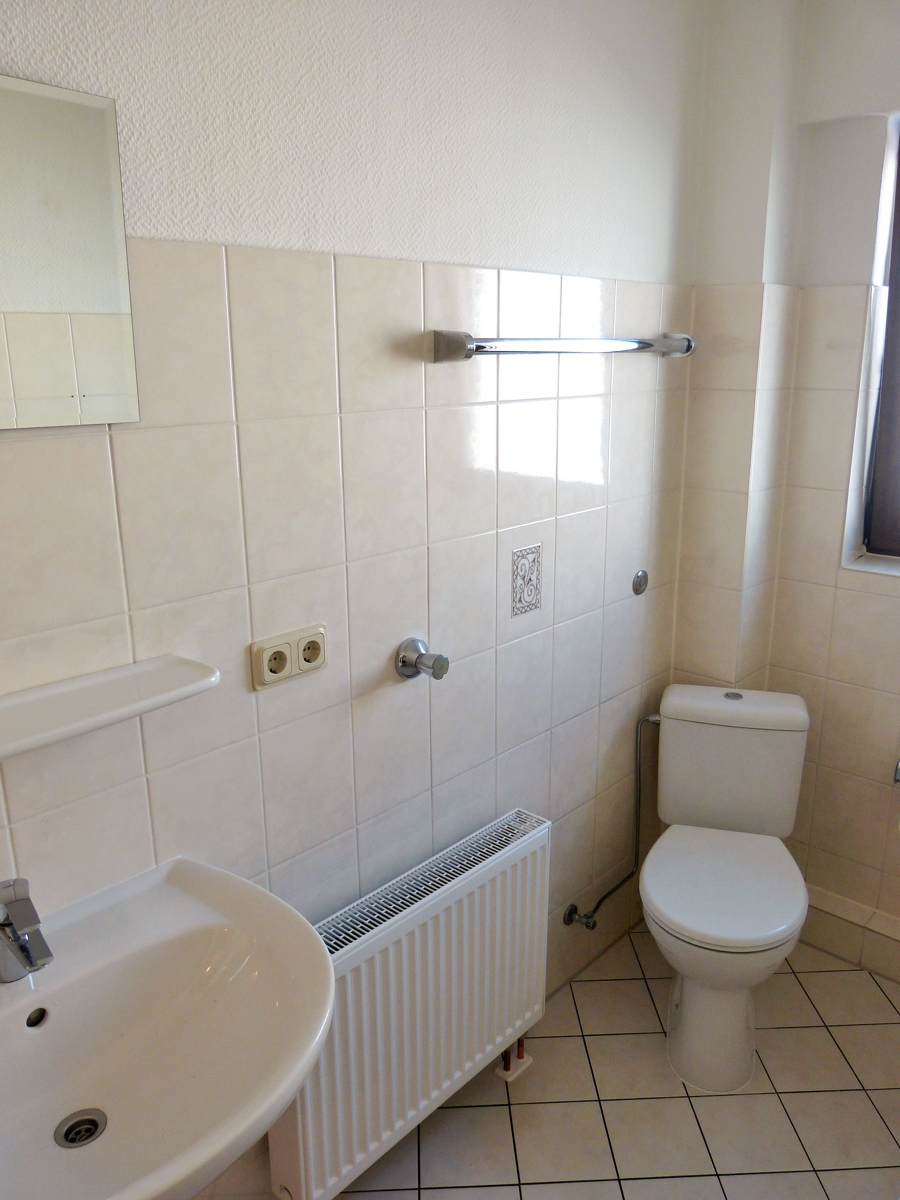 Ansicht Badezimmer EG links mit Fenster Mehrfamilienhaus Sankt Augustin