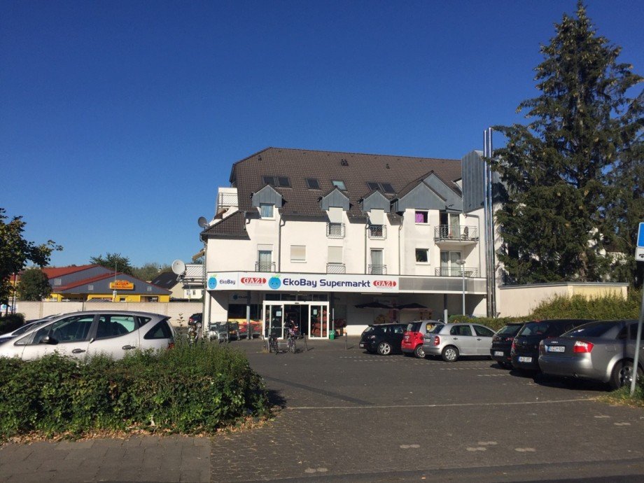 Frontansicht mit Parkplatz Etagenwohnung Sankt Augustin / Niederpleis