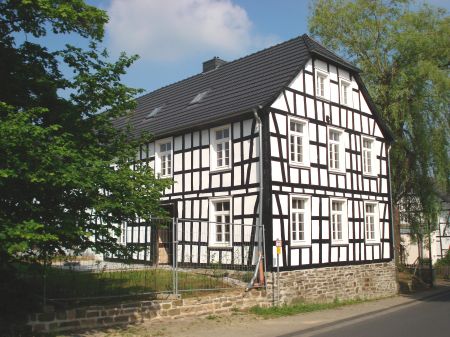 Seitenansicht Stra�e Reihenhaus Hennef