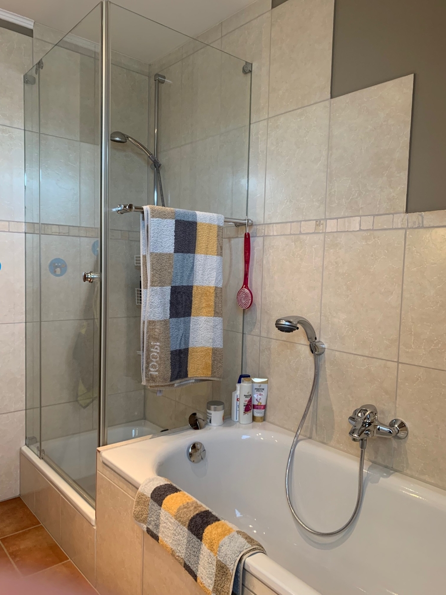 Badezimmer mit Wanne und Dusche Doppelhaush�lfte Niederkassel