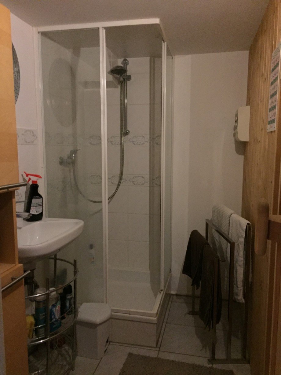 Dusche im Untergeschoss mit Sauna Reihenhaus Sankt Augustin