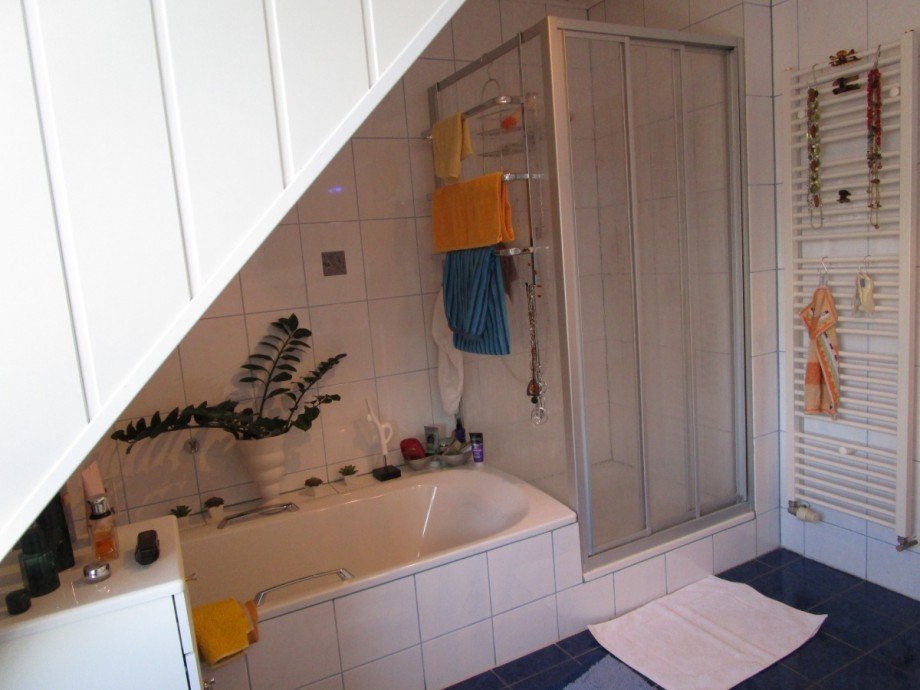 Ansicht Bad mit Wanne, Dusche und WC Reiheneckhaus Sankt Augustin