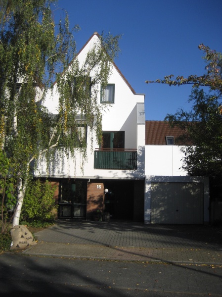 Hausansicht Sankt Augustin - Niederpleis Erdgeschosswohnung SANKT AUGUSTIN, Appartement im Reiheneckhaus, ca. 35 m� WNfl. mit kleiner Pantryk�che und Stellplatz