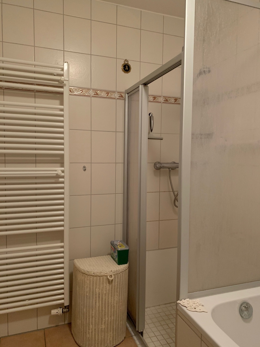 Bad / mit Wanne und Dusche Etagenwohnung Troisdorf