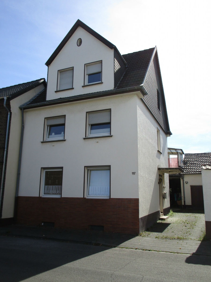 Hausansicht mit Zufahrt und Garage Zweifamilienhaus Troisdorf
