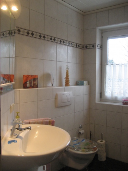 Badezimmer Ansicht 1 Doppelhaush�lfte Buchholz (Westerwald) / Jungeroth