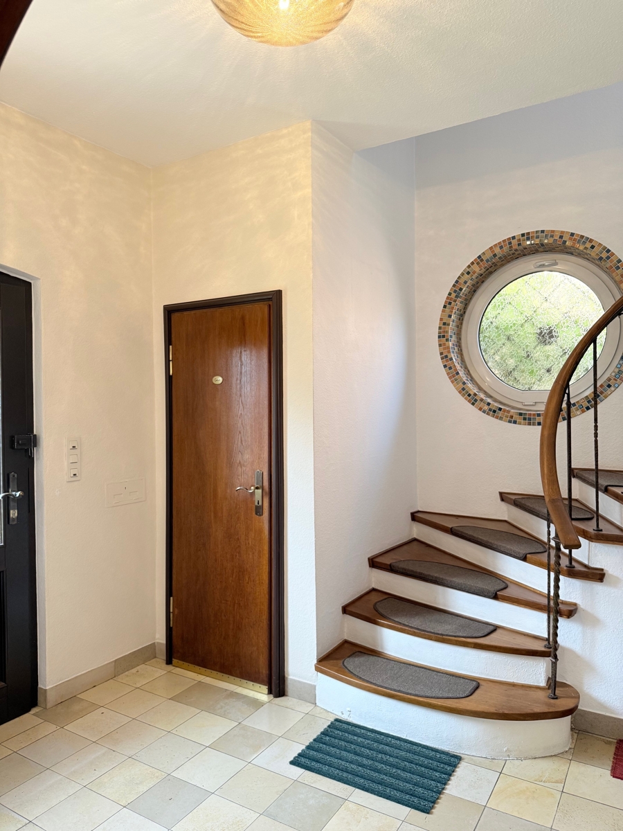 Diele im EG mit Treppenhaus Einfamilienhaus Bonn