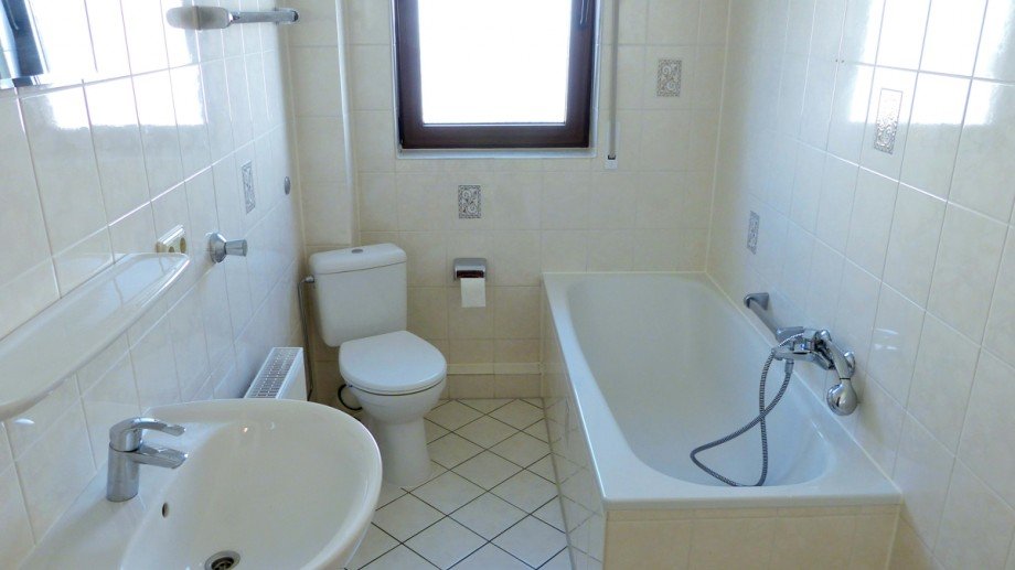 Ansicht Badezimmer mit Wanne EG links mit Tageslichtfenster Mehrfamilienhaus Sankt Augustin