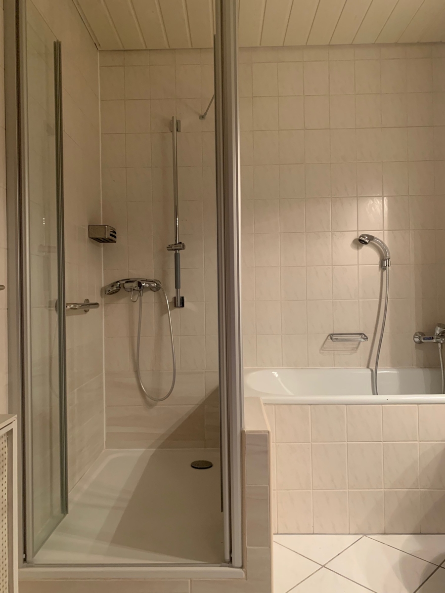 Badezimmer I OG mit Dusche, Wanne und WC Reihenhaus Sankt Augustin