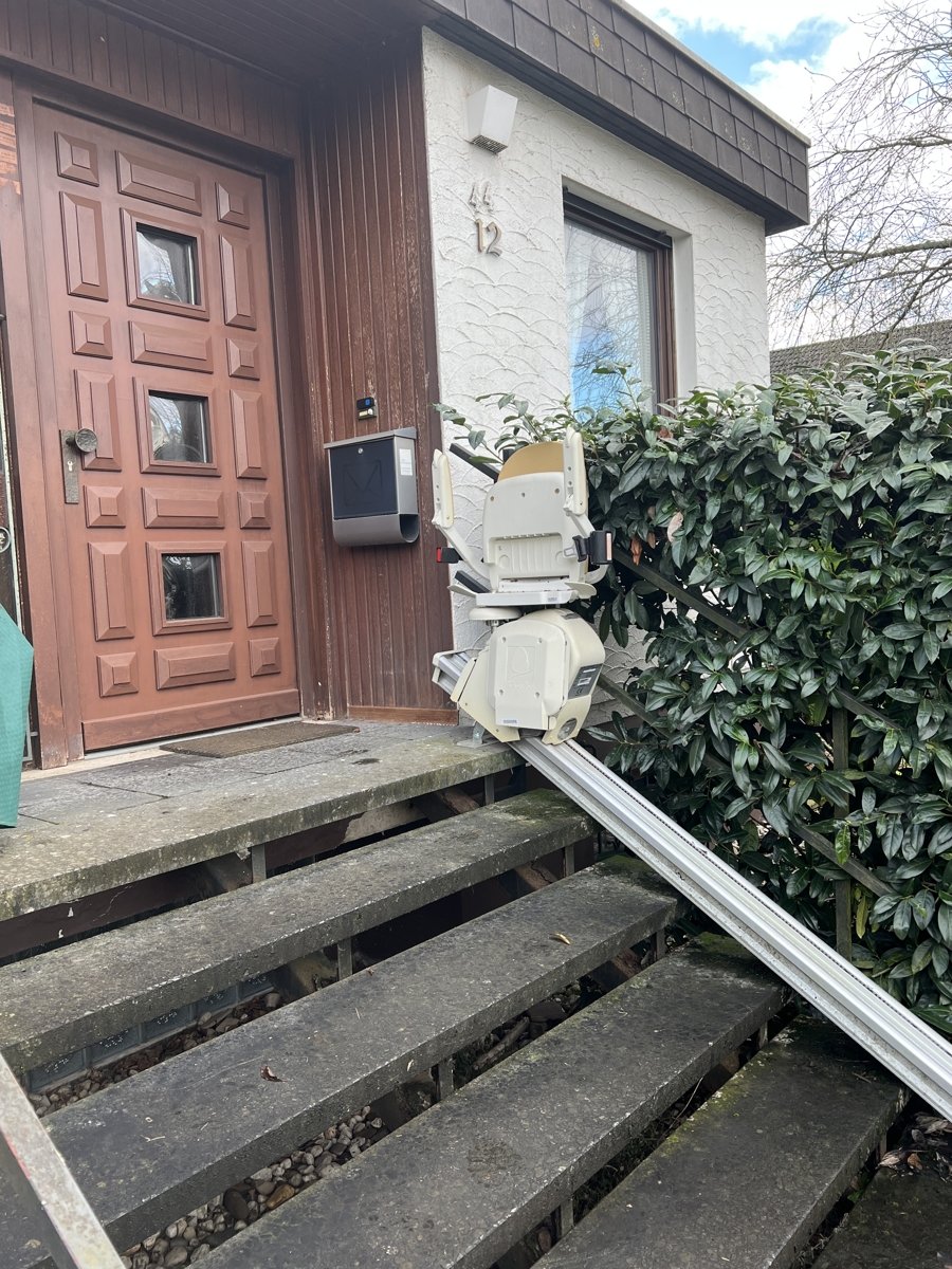 Hauseingang mit Treppenlift Bungalow Sankt Augustin