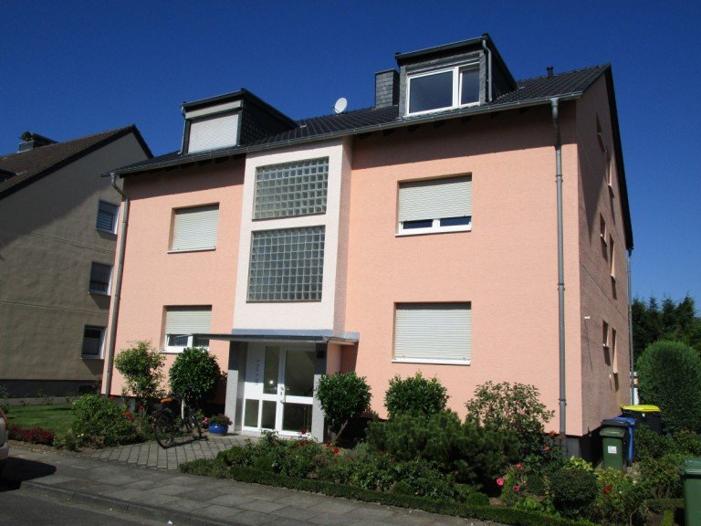 Hausansicht Bonn / P�tzchen Erdgeschosswohnung BONN-P�TZCHEN, sch�ne 2-Zimmer-Wohnung, Hochparterre, 6-Part.-Haus, ca. 70 m� Wfl., Balkon, Garage