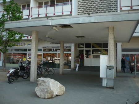 Eingangsbereich mit Ladenzeile Etagenwohnung Sankt Augustin