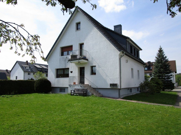 Eingangsbereich Zweifamilienhaus Lohmar - Lohmar Zentrum Zweifamilienhaus LOHMAR ZENTRUM, tolles, freistehendes Ein,- Zweifamilienhaus mit ca. 170 m� Wfl. und 1.159 m� GrSt.