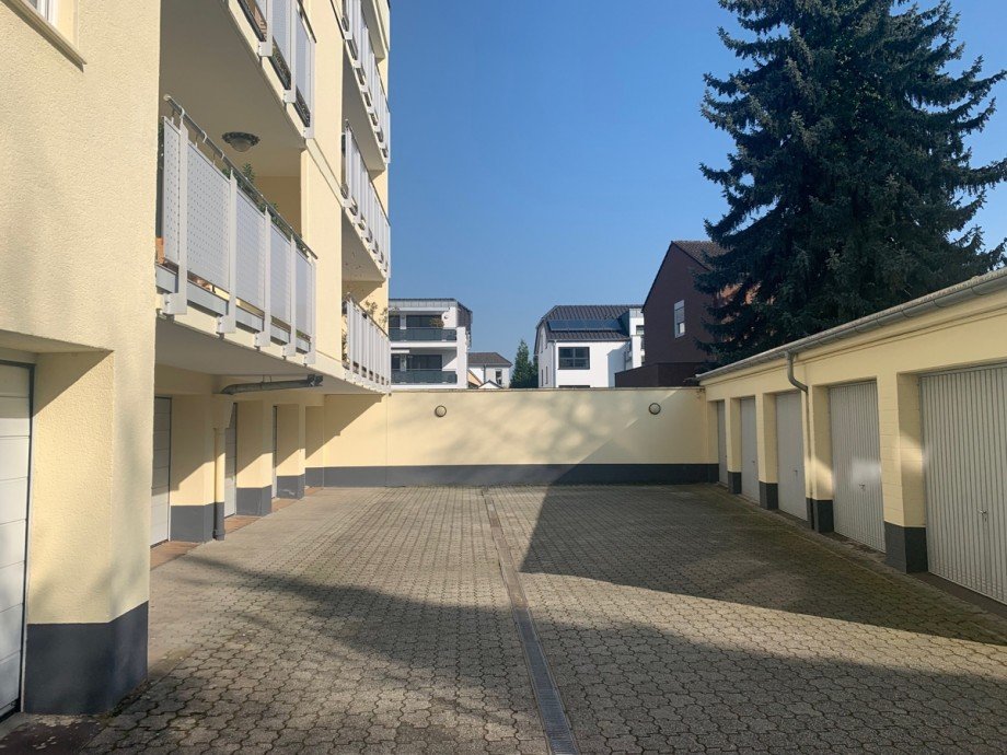 R�ckansicht mit Garagen Etagenwohnung Siegburg