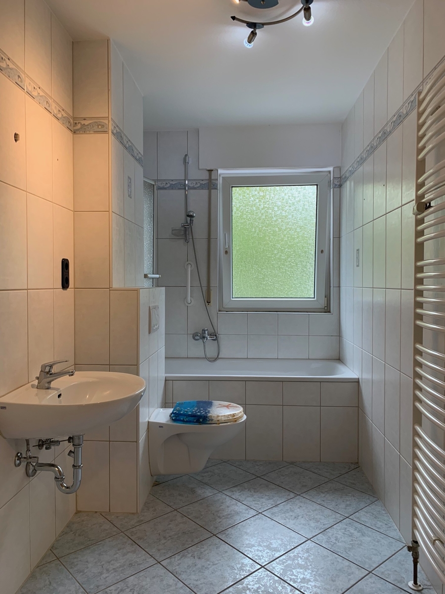 Ansicht Badezimmer mit Fenster Erdgeschosswohnung Sankt Augustin