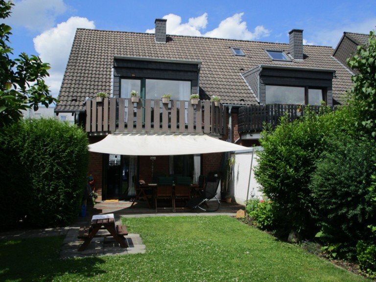 R�ckansicht Sankt Augustin Doppelhaush�lfte SANKT AUGUSTIN, DHH in toller Lage mit ca.140 m� Wfl.,Terrasse, Keller, sch�nes 406 m� GrSt ,Carport