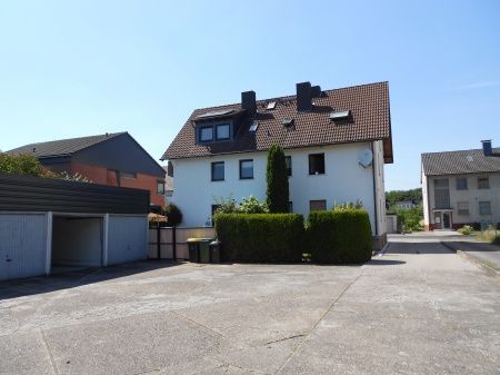 R�ckansicht mit Garagen Mehrfamilienhaus Lohmar