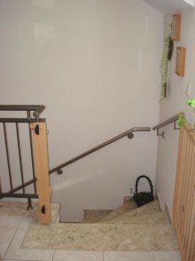 Treppe von OG zu EG Neunkirchen-Seelscheid, Niedrigenergie DHH,96 m�, 3 Zi., Garten,Terrasse, Balkone, ruhige zentr.Lage