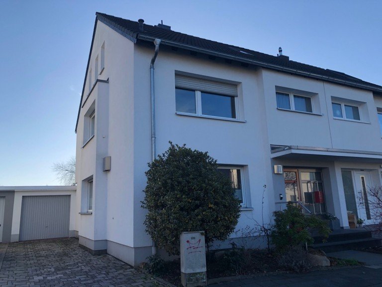 Hausansicht mit Garage Sankt Augustin Doppelhaush�lfte SANKT AUGUSTIN HANGELAR, Top DHH, modern und ged�mmt, 141 m� Wfl. 5-6 Zi. Garten, Garage, Vollkeller