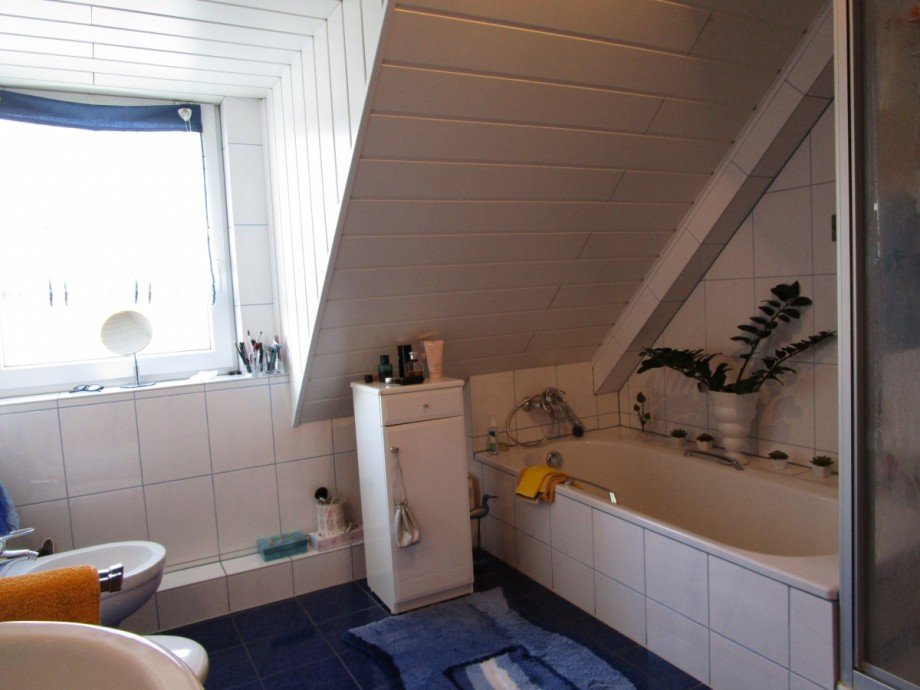 Ansicht Bad mit Wanne, Dusche und WC Reiheneckhaus Sankt Augustin