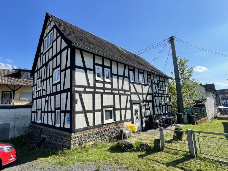 aussenansicht Asbach Mehrfamilienhaus ASBACH -Zentrum-, 2-3 Parteienhaus mit 150 m� Wfl. (DG ausbauf�hig) + weiterer Nutzfl�chen im EG/UG